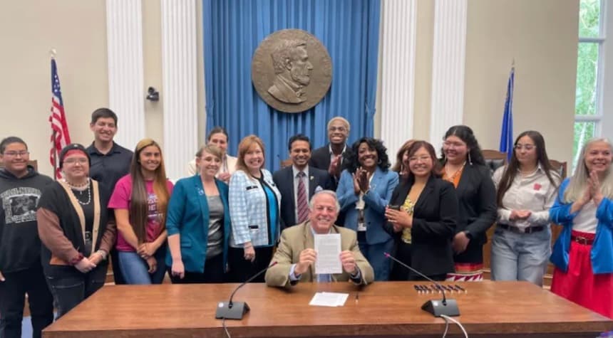 Nevada Governor Lombardo Approves Bill Allowing Cultural and Religious Regalia at Graduations